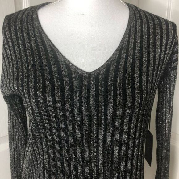 VINCE CAMUTO Gray Ribbed Shimmering Pinstripe Long Sleeve V Neck Sweater - Picture 4 of 8